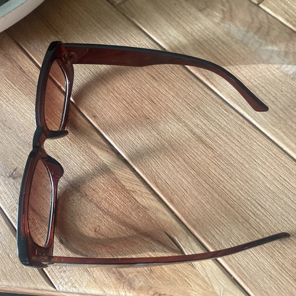 Sunnies - Picture 3 of 3